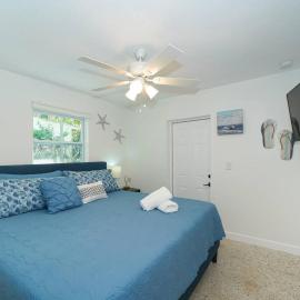 Modern, Fresh - Only 3 miles to the Beach!