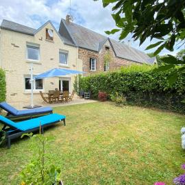 Charming Cottage near Mont St Michel Bay, hotel a Bréhal