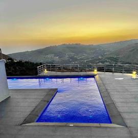 Farmhouse with Pool and Breathtaking Views, hotel a Amman