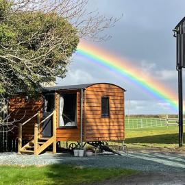 Cosy Shepherd's Hut near Shrewsbury, hotel in Clive