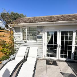 1 Bed Cabin - Sleeps 2 - Pets - Garden - Parking, hotel in South Hayling
