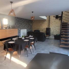 Belle maison en pierre avec cour
