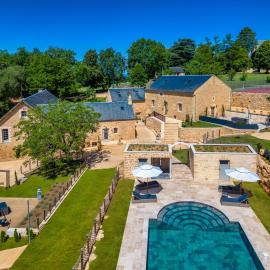 Hameau du Château de Giverzac, gîtes luxueuses، فندق في دوم