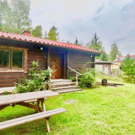 Charmig stuga mitt i naturen!, hotel in Upplands-Väsby