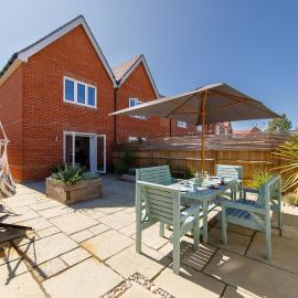 Sanderling House, with parking - walk to beach, hotel a Earnley
