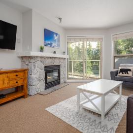 1BR in The Aspens, King Bed, True Ski In, Ski Out, Hot Tubs and Pool, Ski Valet, Private Balcony, hotel din Whistler