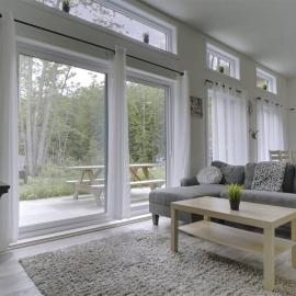 Chalet L'Écureuil (waterfront, modern, spa, BBQ), хотел в Chertsey