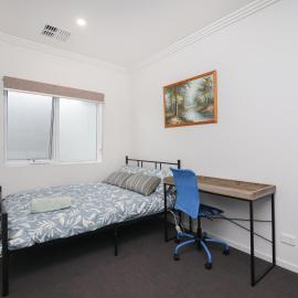 Modern Share house, private bedroom with double size bed, 7min to beach