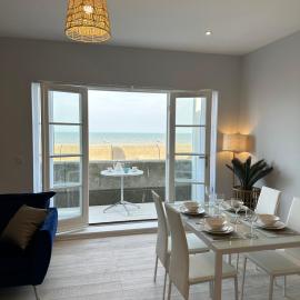 Ocean View Suite - Near Hythe - On Beach Seafront - Private Parking
