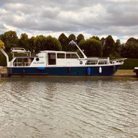 L'Amazone - bateau à quai sur le canal de bourgogne, hotel in Tanlay