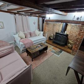 Honey Horsefield Grade ll Cottage, hotel a Hundon