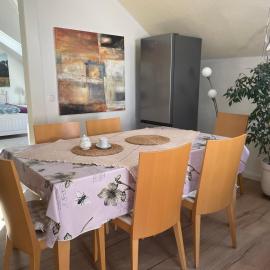 welcome home, best price , fast wlan, Netflix, washing, drying, big tv, space, free parking, 4big rooms 100m2, nice smoking place outside come on, try out and visit us, Hotel in Oberhausen