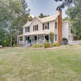Historic & Charming Pittsboro Home w/ Fireplaces, Hotel in Pittsboro