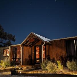 Sunstone - 2 Bed Eco Cabin - Kundalini Lodge, hotel Grattai városában