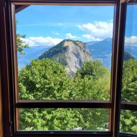 Charmant chalet familial ancien, hotel in Ovronnaz