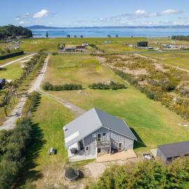 Tokerau Magic - Karikari Peninsula Holiday Home, hotel in Kaitaia