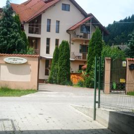 Casa de Vacanta Eva, מלון בStoeneşti