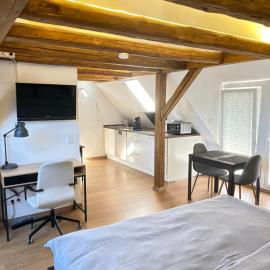 1 Zimmer Wohnung DG mit Klimaanlage und kleinen Balkon, viešbutis mieste Oedheim