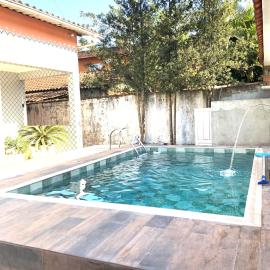 Casa espaçosa com Piscina e Churrasqueira 2 dorm