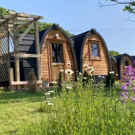 Rabbit Glamping Pod, hotel a Leighton