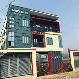 GOD'S TOUCH APARTMENTS SHORT-LET Adenugba Street Oregun Ikeja Lagos Nigeria, hotel di Ikeja
