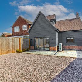Elegant 5-Bed House with ample parking, Hotel in Smisby
