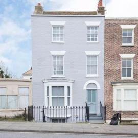 Modern Georgian Townhouse by Old Town & the Beach