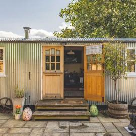 Relaxing Retreat - The Shepherds Hut - Hot Tub - By Tempstay, hotel in White Waltham