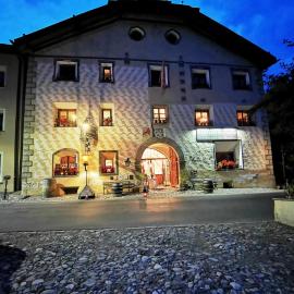 Chasa de Capol - Historische Gaststätte & Weinkellerei, hotel a Sta Maria Val Müstair