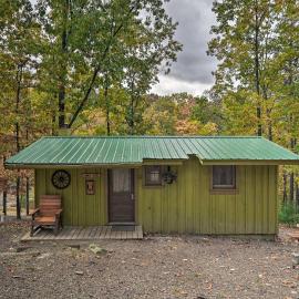 1 Mi to Raystown Lake: 'Wyatt Earp Cabin' w/ Deck!, Hotel in Huntingdon