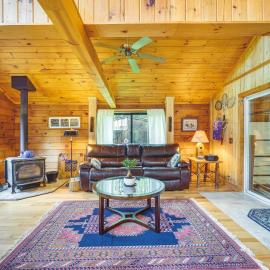 Pet-Friendly Jamestown Cabin w/ Fire Pit and Deck!, hotel Jamestownban