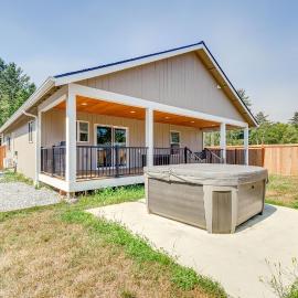 Westport Vacation Rental w/ Private Hot Tub!, hotel in Westport