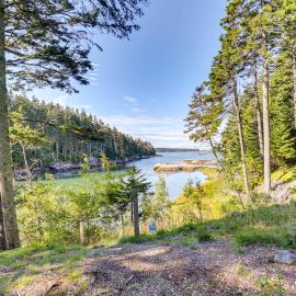 Waterfront Deer Isle Retreat w/ Fire Pit!: Deer Isle şehrinde bir otel