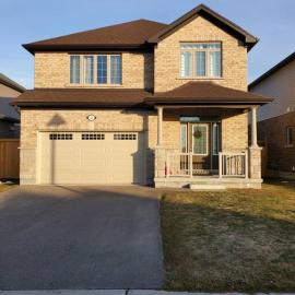 4 BD Family Retreat - Basement not Included, hotel i Stratford