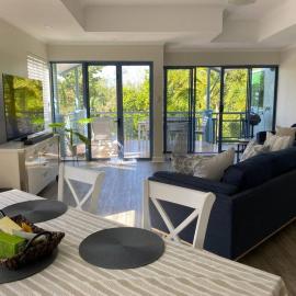 Stunning Beachfront Apartment, hotel in Yorkeys Knob