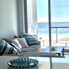 Luxury beachfront apartment, khách sạn ở Moana