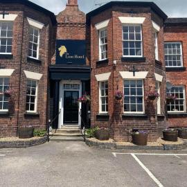 The Lion Hotel，Llansantffraid-ym-Mechain的飯店