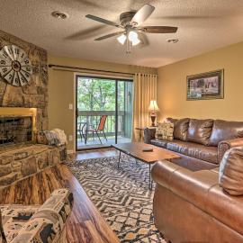 1 Mi to Parkway! Flat-Access Pigeon Forge Condo, hotelli kohteessa Pigeon Forge