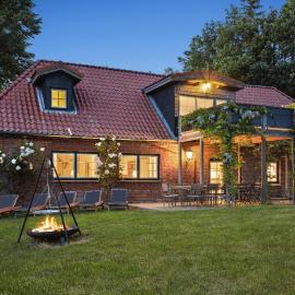 GUT KLETKAMP "Altes Backhaus" - Freistehendes Landhaus mit 7 Schlafzimmern I Kamin I Garten & Terrasse I 15 Min zur Ostsee I Parkplätze I Hundefreundlich I Bar I WLAN