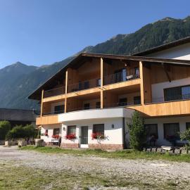 Alpenspitz Appartements - Garni - B&B, hotel i Racines