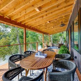 Modern, Riverfront Family House w/ Balcony & Grill, khách sạn ở Arkadelphia