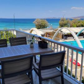 VISTA MARE beachfront apartment., hotel v destinácii Saronida