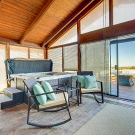 Scenic Santa Fe Vacation Rental w/ Views + Hot Tub、サンタフェのホテル