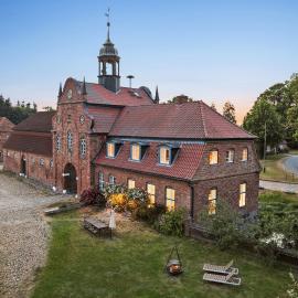 GUT KLETKAMP "Altes Torhaus" - Historisches Ferienhaus mit 5 Schlafzimmern I Kamin I Garten & Terrasse I Seeblick I 15 Min zur Ostsee I Moderne Küche I Hundefreundlich I Parkplätze I WLAN