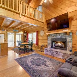 Cabin w/ Hot Tub + Fishing Pond in Del Rio!, hotel in Del Rio