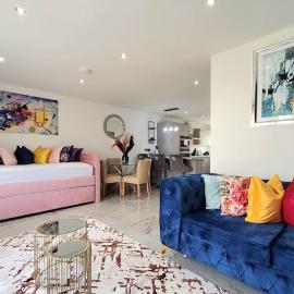 Three Bedrooms House By Sensational Stay Short Lets & Serviced Accommodation With Free Parking & Wi-fi
