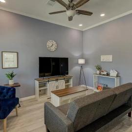 3 mins from Magnolia, Baylor, and Downtown Waco, хотел в Уако