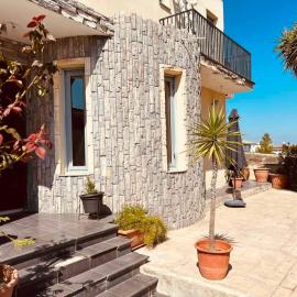 Impeccable 3-Bed Villa in Nicosia, hotell i Yukarı Lakatamya