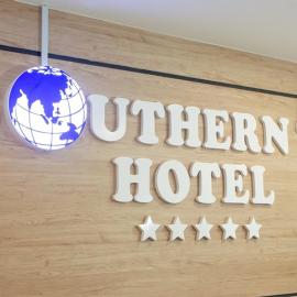 Southern Tip Hotel - City & 100m walk to McDonald's & FREE DOBI, hotel a Pontian Kecil