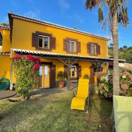 CASA DOS FALCÕES casa rural de construção tradicional, hotel in Fajã da Ovelha
